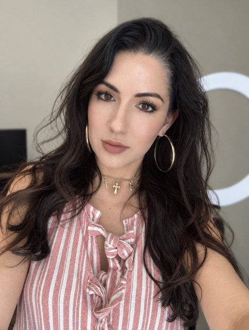 RoseRose88US's tweet photo. Would you date a 39 year old woman? ◯ Yes ◯ No ◯ Depends https://t.co/lQcVUFadkn