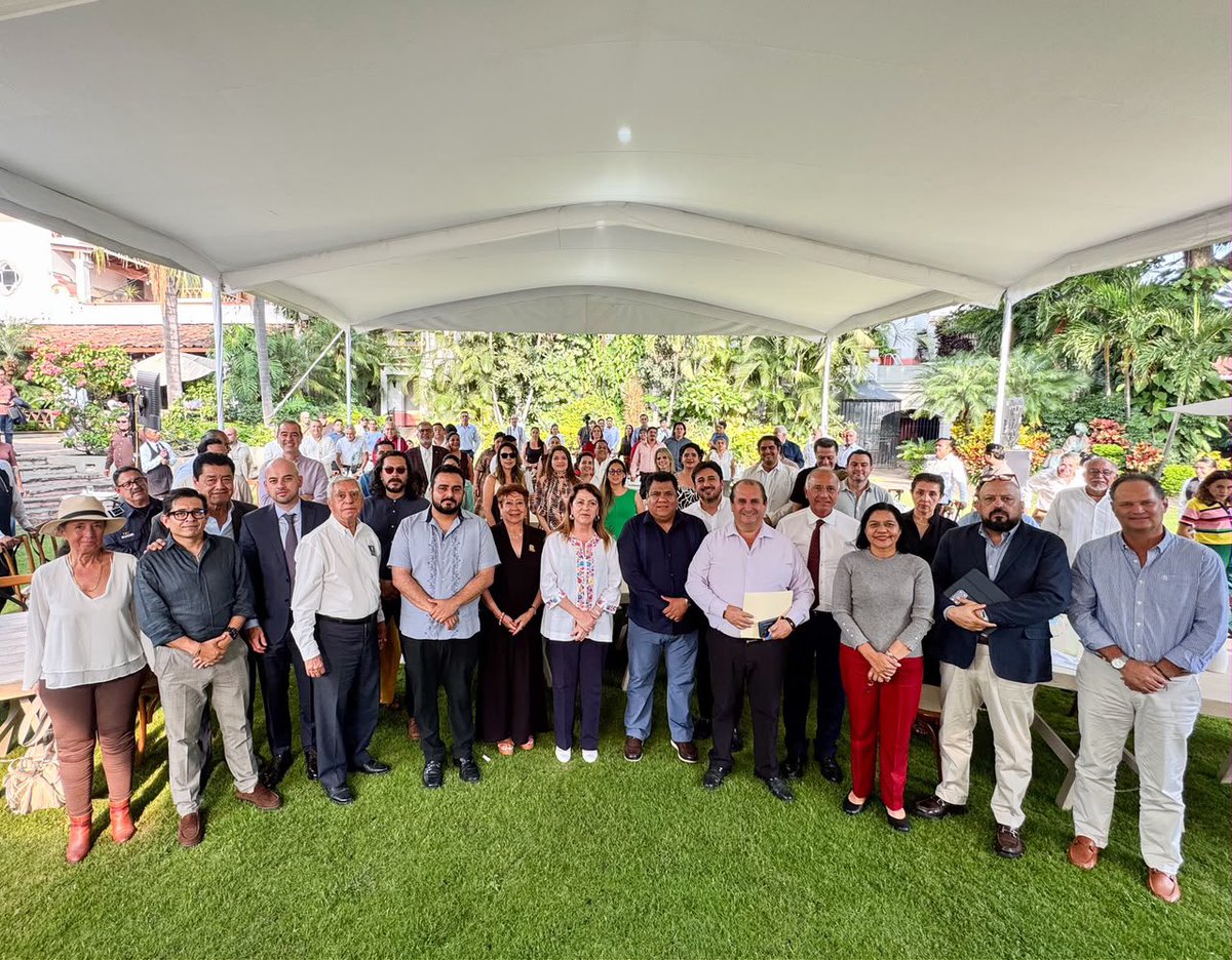 margarita_gs's tweet photo. Sostuvimos una reunión con cámaras empresariales para compartir avances y resultados de las acciones que impulsamos para fortalecer el desarrollo económico, turístico, agropecuario y de seguridad para Morelos.

Seguimos sumando esfuerzos con el sector empresarial para promover la inversión, la generación de empleo y el bienestar de las familias morelenses.

#LaTierraQueNosUne