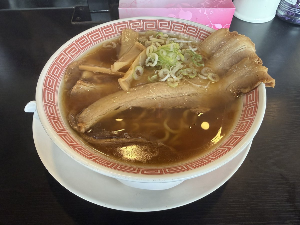 han_zo's tweet photo. 昨日のお話。
幸楽苑を見つけたので、プレミアム醤油セットを注文❗️🍜
お値段990円也‼️
ところが……なんちゅうか、プレミアム感は全くなし😑
おまけに、セットの餃子🥟が出てきたのは、ラーメンもご飯も食べ終わった後🤣
いやいや、今さら餃子だけ出されても……💦
ちょっと残念なプレミアム体験でした😂
#ランチ #幸楽苑 #プレミア��� #残念 #怪しい垢以外フォロバ100 #相互フォロー募集 #いいねした人フォローする