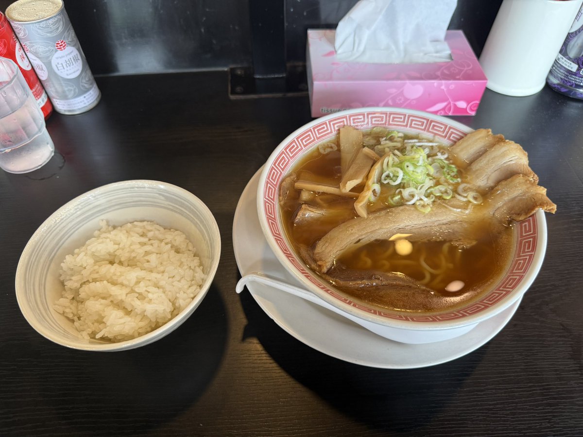 han_zo's tweet photo. 昨日のお話。
幸楽苑を見つけたので、プレミアム醤油セットを注文❗️🍜
お値段990円也‼️
ところが……なんちゅうか、プレミアム感は全くなし😑
おまけに、セットの餃子🥟が出てきたのは、ラーメンもご飯も食べ終わった後🤣
いやいや、今さら餃子だけ出されても……💦
ちょっと残念なプレミアム体験でした😂
#ランチ #幸楽苑 #プレミア��� #残念 #怪しい垢以外フォロバ100 #相互フォロー募集 #いいねした人フォローする