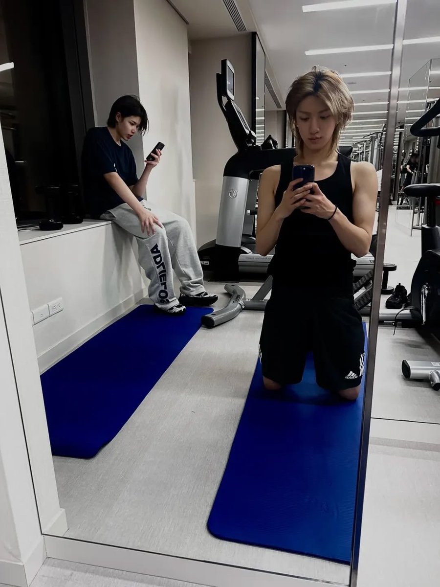 meme_4sho's tweet photo. Woojin always takes pics of Louis without him knowing 😭 https://t.co/ZhPkxj8Un6