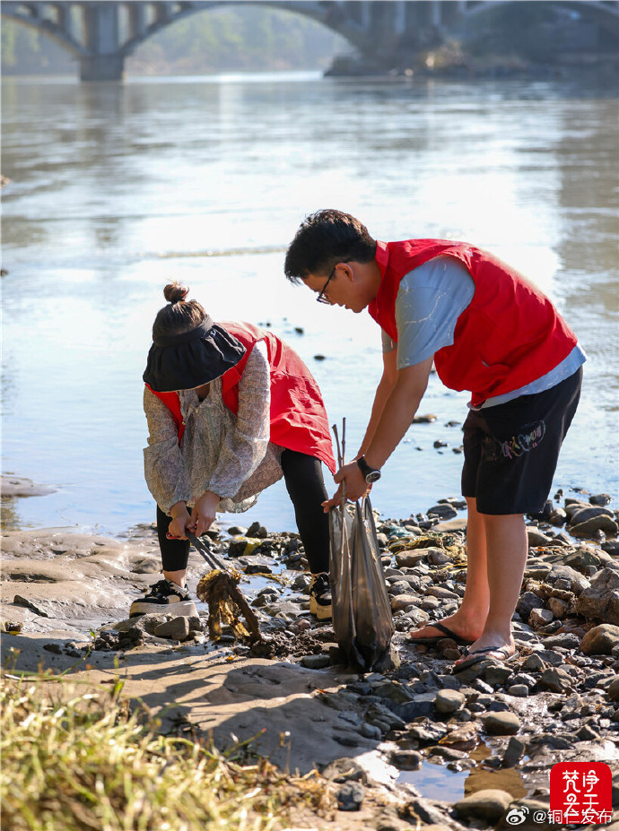 NaidaOkojigab's tweet photo. Just finished a 4-hour river cleanup with local volunteers! Picked up 12 big bags of trash and saw families already enjoying the cleaner bank—small steps make a huge difference for our city. https://t.co/I77fvKI4AH