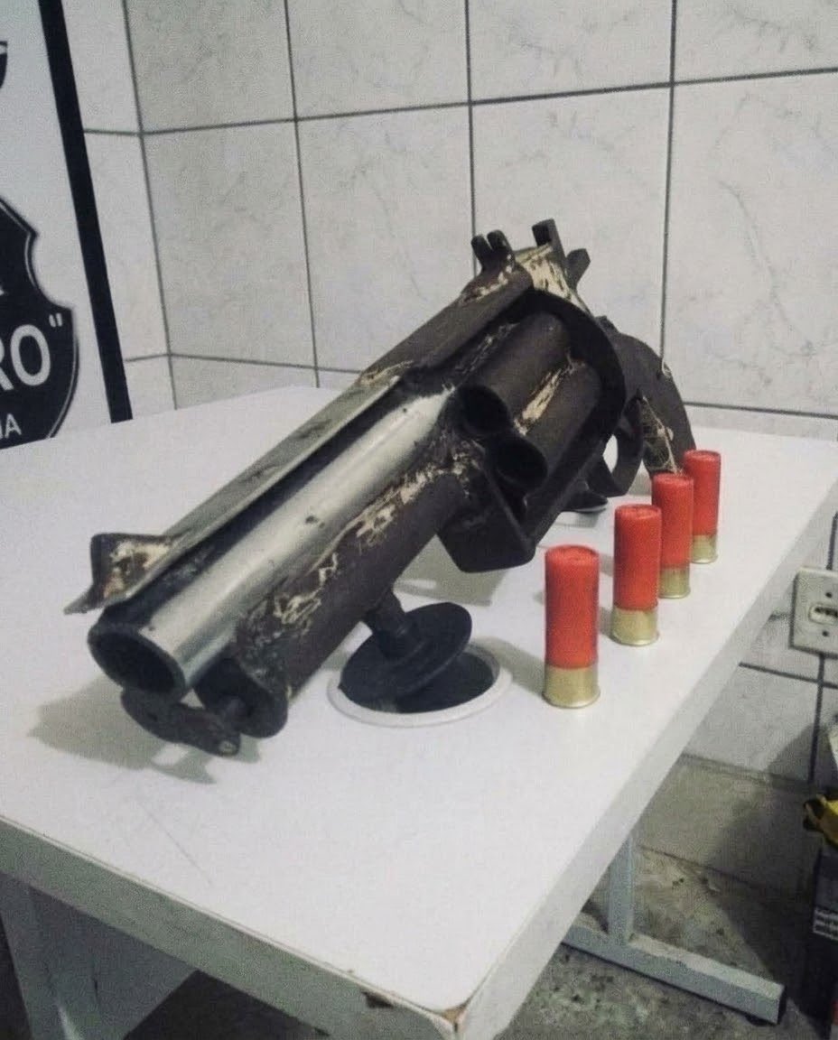 Complex's tweet photo. Brazilian police seized a homemade weapon known as the ‘trinta e doze’ 

A revolver shotgun built for .38 and 12 gauge rounds, the makeshift gun is assembled by clandestine gunsmiths and can be extremely unstable because of its construction &amp; recoil

[H/T: imjustculture] https://t.co/8q25S3tPIQ