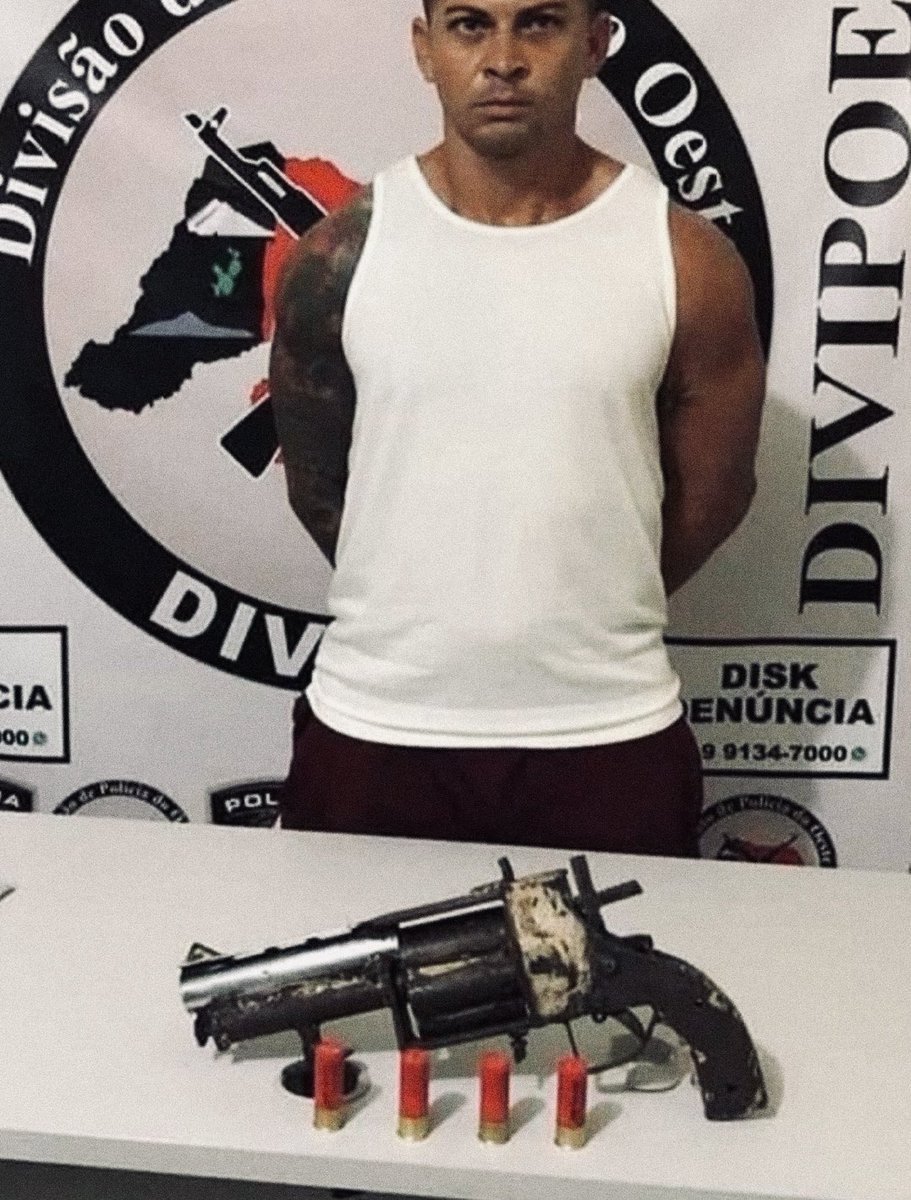 Complex's tweet photo. Brazilian police seized a homemade weapon known as the ‘trinta e doze’ 

A revolver shotgun built for .38 and 12 gauge rounds, the makeshift gun is assembled by clandestine gunsmiths and can be extremely unstable because of its construction &amp; recoil

[H/T: imjustculture] https://t.co/8q25S3tPIQ