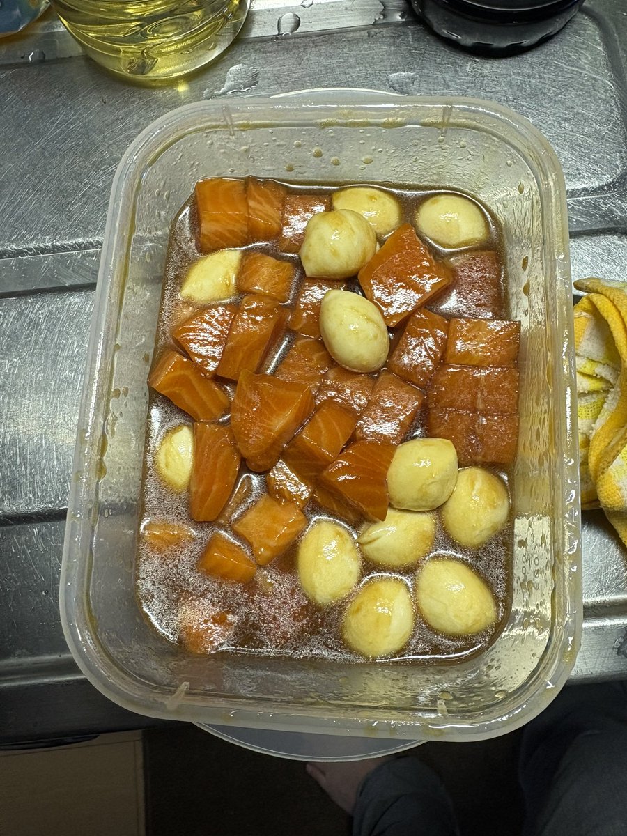 0eml4's tweet photo. 自己紹介
趣味はないですけど晩飯担当なので料理はそれなりに好きです
でも奥さんも含めて野菜苦手なのでよく茶色になります
左から
油淋鶏、豚の角煮、サーモンとチーズ漬け、生ハムユッケ https://t.co/a8kgBWFwtn