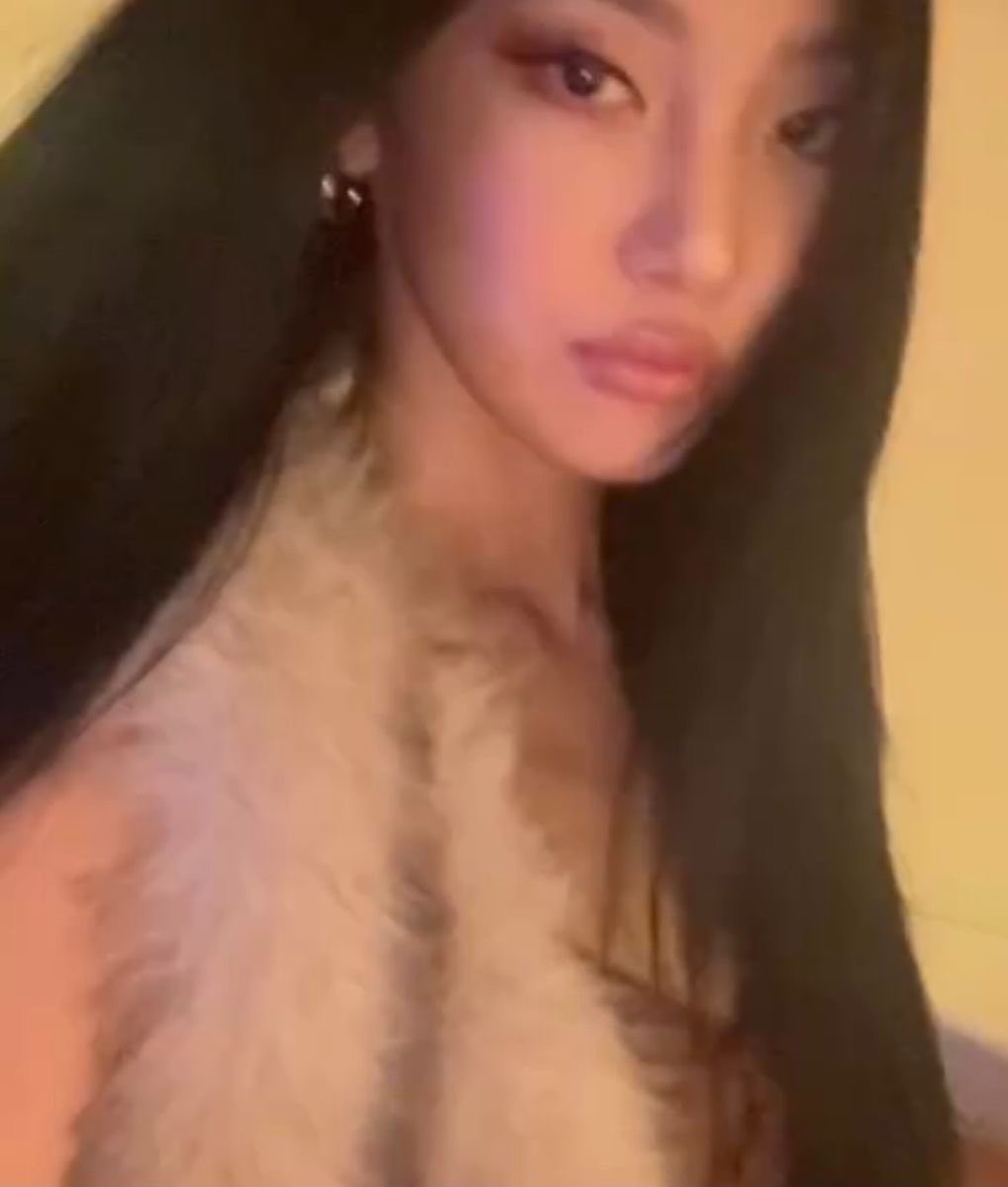 chaenglovesus's tweet photo. she’s such a bad bitch bro https://t.co/hoRbMsDnek