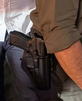 gustavoadolfomu's tweet photo. La Pistola de Abelardo vs. La Pistola de Petro. https://t.co/l0B0rvmjsT