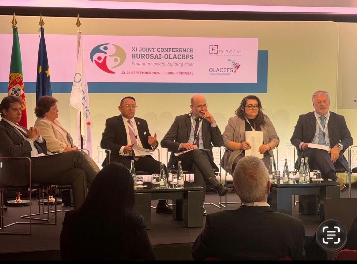 ContraloriaECU's tweet photo. 🏤 #LaNuevaContraloría | El Dr. Mauricio Torres participó en la “XI Conferencia Conjunta EUROSAI-OLACEFS”, que se desarrolla en Lisboa, Portugal.

Durante la sesión plenaria II participaron como panelistas Manoel Moreira de Souza Neto, del @TCUoficial; Enriqueta Chicano,Presidenta del @tcu_es; Gilles Miller, Magistrado del @Courdescomptes; e Irena Segalovičienė, Contralora de la República de Lituania. Además, participó como conferencista invitada Susana Peralta, doctora en Economía y profesora de Nova School of Business and Economics.

En su intervención, presentó la experiencia de la Contraloría General del Estado del Ecuador en la incorporación de la participación ciudadana en los procesos de control, destacando mecanismos y herramientas de denuncias, consultas y Fichas de Vigilancia Ciudadana.

Este encuentro fortalece el intercambio de experiencias y la cooperación entre las Entidades Fiscalizadoras Superiores de Europa, América Latina y el Caribe.