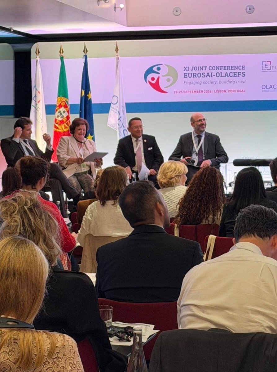 ContraloriaECU's tweet photo. 🏤 #LaNuevaContraloría | El Dr. Mauricio Torres participó en la “XI Conferencia Conjunta EUROSAI-OLACEFS”, que se desarrolla en Lisboa, Portugal.

Durante la sesión plenaria II participaron como panelistas Manoel Moreira de Souza Neto, del @TCUoficial; Enriqueta Chicano,Presidenta del @tcu_es; Gilles Miller, Magistrado del @Courdescomptes; e Irena Segalovičienė, Contralora de la República de Lituania. Además, participó como conferencista invitada Susana Peralta, doctora en Economía y profesora de Nova School of Business and Economics.

En su intervención, presentó la experiencia de la Contraloría General del Estado del Ecuador en la incorporación de la participación ciudadana en los procesos de control, destacando mecanismos y herramientas de denuncias, consultas y Fichas de Vigilancia Ciudadana.

Este encuentro fortalece el intercambio de experiencias y la cooperación entre las Entidades Fiscalizadoras Superiores de Europa, América Latina y el Caribe.