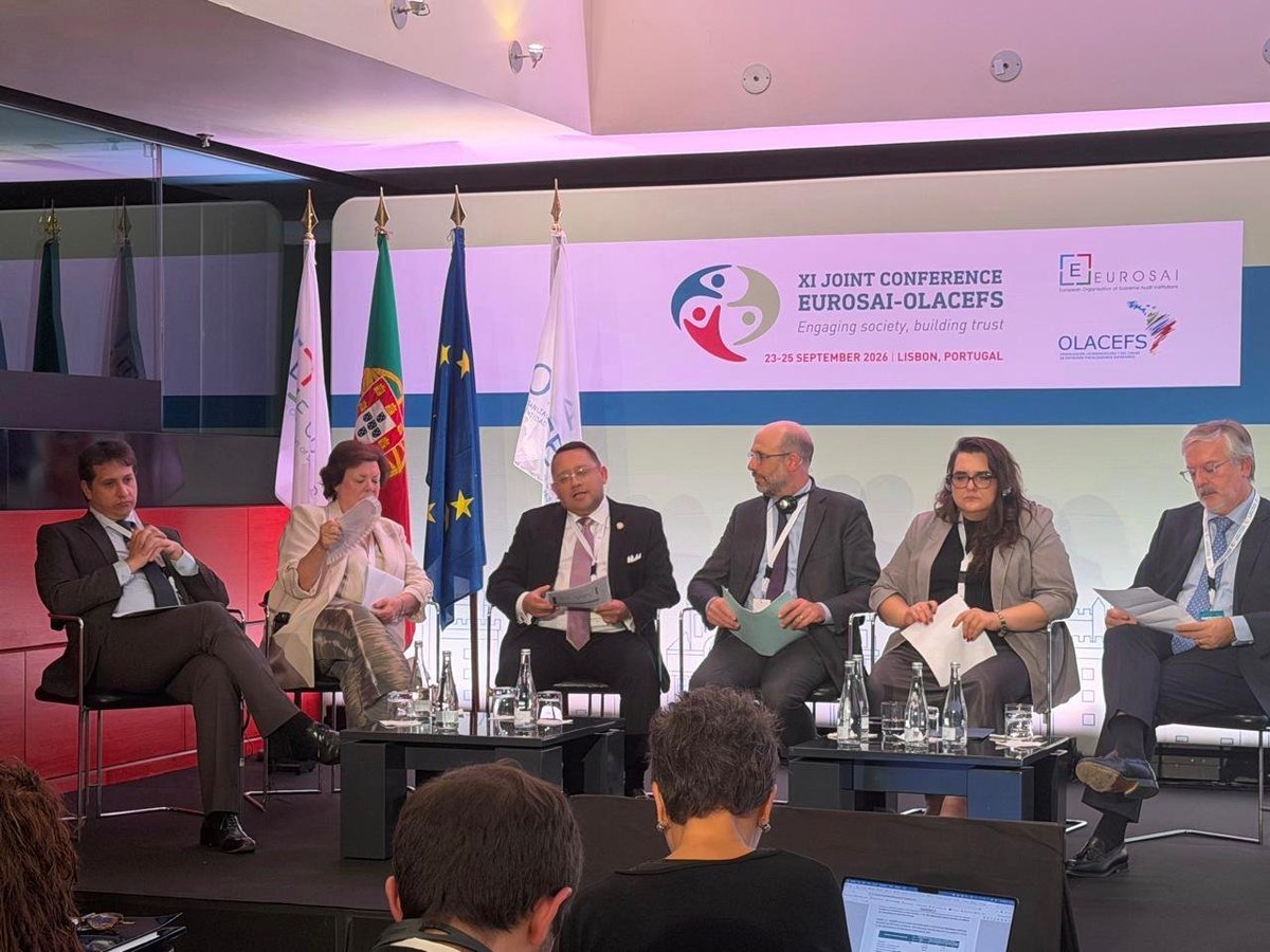 ContraloriaECU's tweet photo. 🏤 #LaNuevaContraloría | El Dr. Mauricio Torres participó en la “XI Conferencia Conjunta EUROSAI-OLACEFS”, que se desarrolla en Lisboa, Portugal.

Durante la sesión plenaria II participaron como panelistas Manoel Moreira de Souza Neto, del @TCUoficial; Enriqueta Chicano,Presidenta del @tcu_es; Gilles Miller, Magistrado del @Courdescomptes; e Irena Segalovičienė, Contralora de la República de Lituania. Además, participó como conferencista invitada Susana Peralta, doctora en Economía y profesora de Nova School of Business and Economics.

En su intervención, presentó la experiencia de la Contraloría General del Estado del Ecuador en la incorporación de la participación ciudadana en los procesos de control, destacando mecanismos y herramientas de denuncias, consultas y Fichas de Vigilancia Ciudadana.

Este encuentro fortalece el intercambio de experiencias y la cooperación entre las Entidades Fiscalizadoras Superiores de Europa, América Latina y el Caribe.