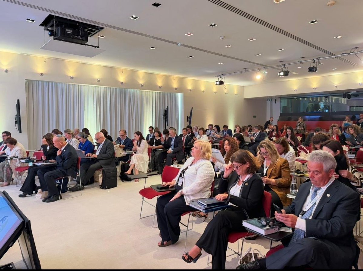 ContraloriaECU's tweet photo. 🏤 #LaNuevaContraloría | El Dr. Mauricio Torres participó en la “XI Conferencia Conjunta EUROSAI-OLACEFS”, que se desarrolla en Lisboa, Portugal.

Durante la sesión plenaria II participaron como panelistas Manoel Moreira de Souza Neto, del @TCUoficial; Enriqueta Chicano,Presidenta del @tcu_es; Gilles Miller, Magistrado del @Courdescomptes; e Irena Segalovičienė, Contralora de la República de Lituania. Además, participó como conferencista invitada Susana Peralta, doctora en Economía y profesora de Nova School of Business and Economics.

En su intervención, presentó la experiencia de la Contraloría General del Estado del Ecuador en la incorporación de la participación ciudadana en los procesos de control, destacando mecanismos y herramientas de denuncias, consultas y Fichas de Vigilancia Ciudadana.

Este encuentro fortalece el intercambio de experiencias y la cooperación entre las Entidades Fiscalizadoras Superiores de Europa, América Latina y el Caribe.