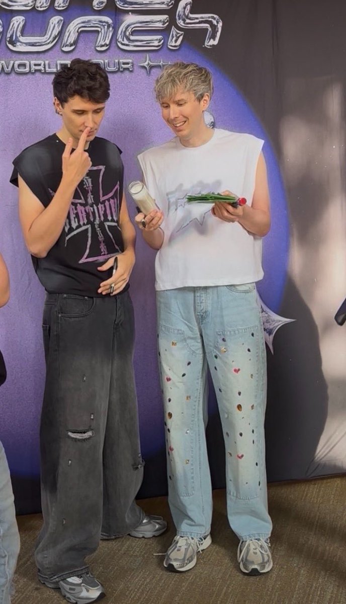 PhuntyPhan's tweet photo. Whenever they match but in opposite colors I feel like I’m gonna fucking explode https://t.co/EORg2A4iQq