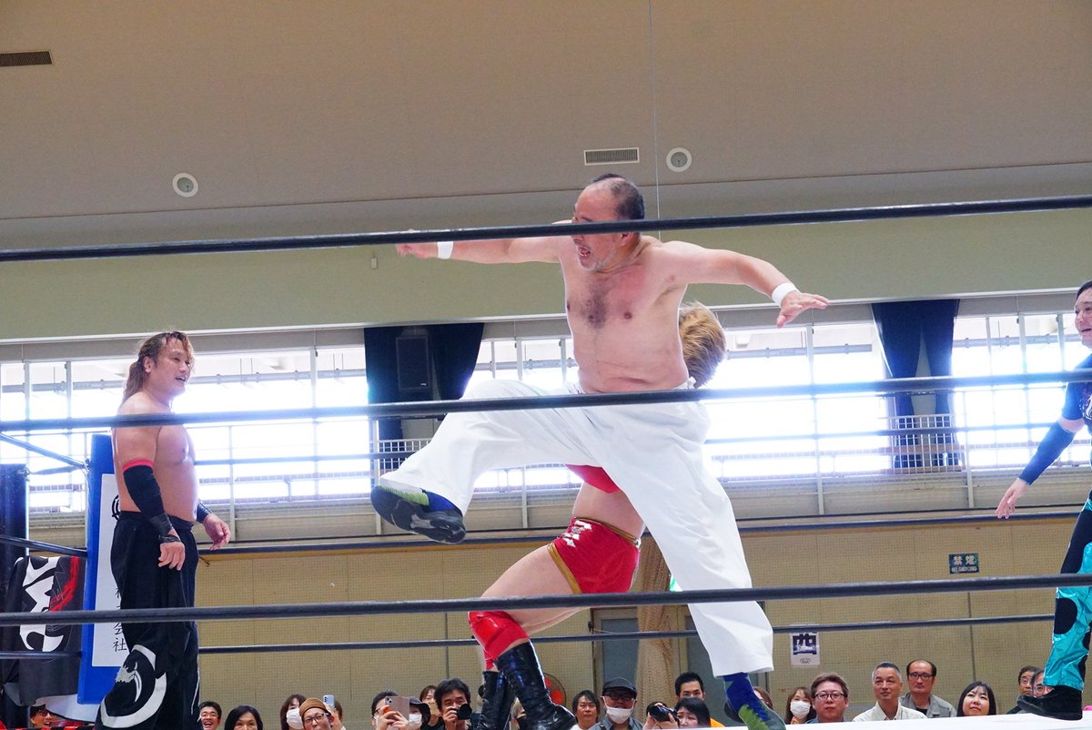 m_kizaemon's tweet photo. 越中詩郎選手に感化され #MJ2 ヒップアタック連弾。
真霜さん打点が高い!!!
ほんちゃんの突き出し量もえぐい!!
そして越中さんの真打感!
よきですね。
#2AW https://t.co/ThhccJzM7H