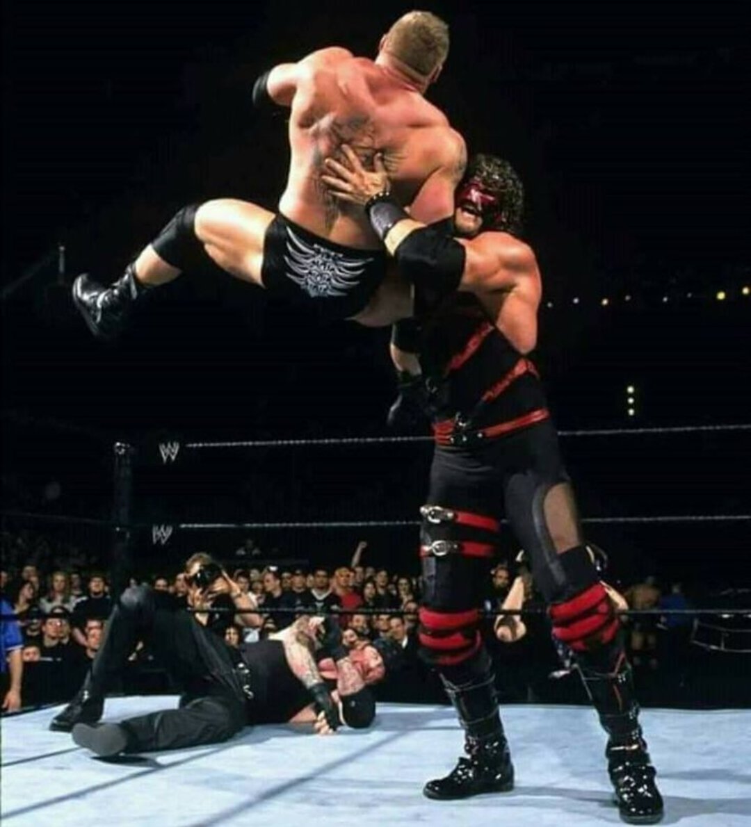 ghostofdenton's tweet photo. @Stubborn_wyd choke slam from kane! https://t.co/qzgq5bxYdg