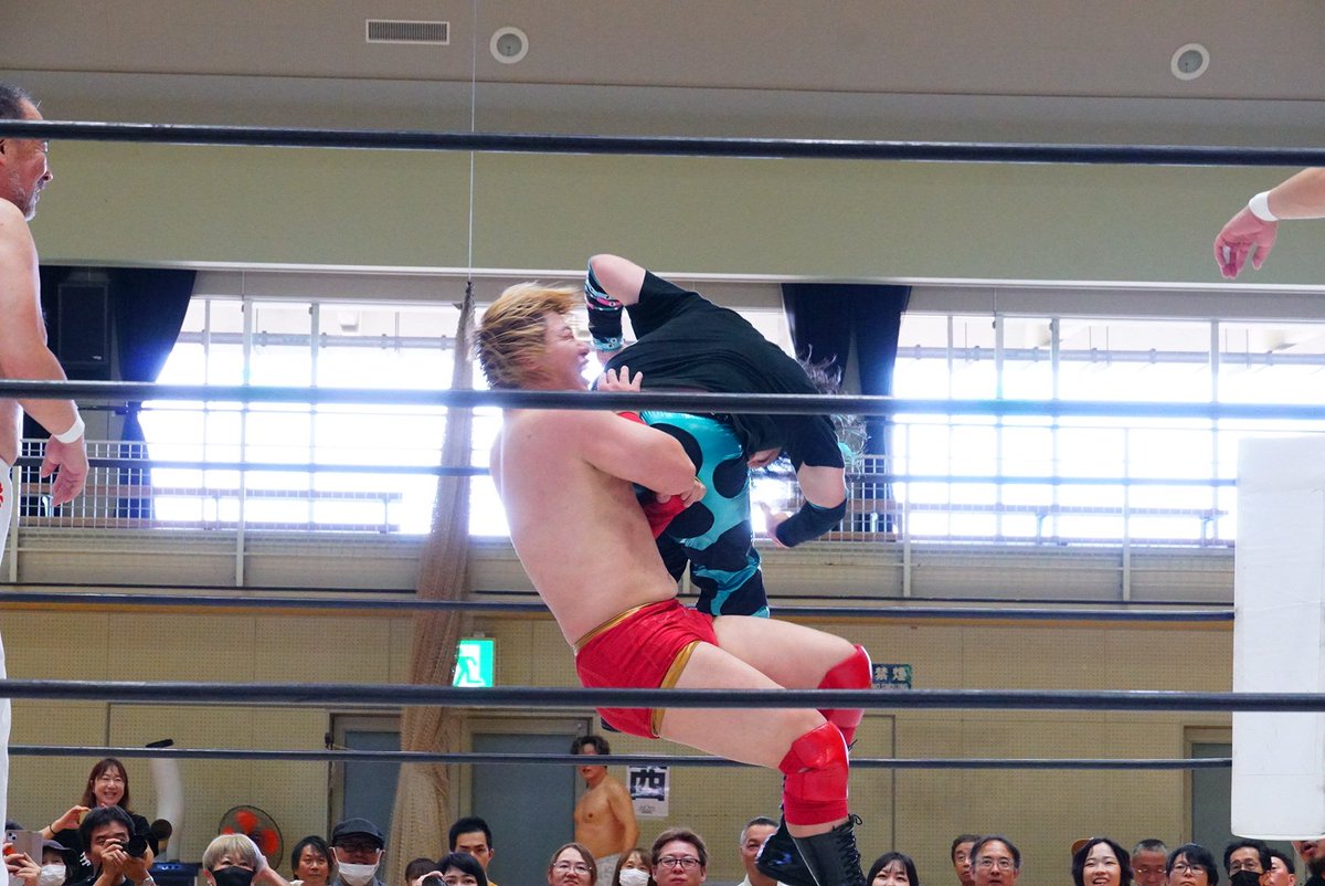 m_kizaemon's tweet photo. 越中詩郎選手に感化され #MJ2 ヒップアタック連弾。
真霜さん打点が高い!!!
ほんちゃんの突き出し量もえぐい!!
そして越中さんの真打感!
よきですね。
#2AW https://t.co/ThhccJzM7H