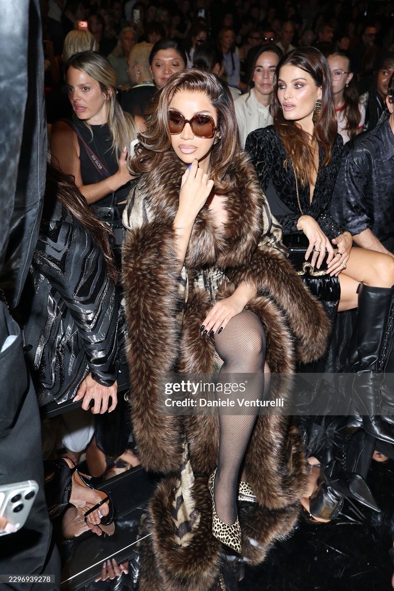 Jelanidu237's tweet photo. Le styliste de Cardi B est amoureux d’elle ou quoiiiii, toujours elle dead 😍😍😍😍😍😍😍😍😍😍😍 https://t.co/wiS7KOJRAQ