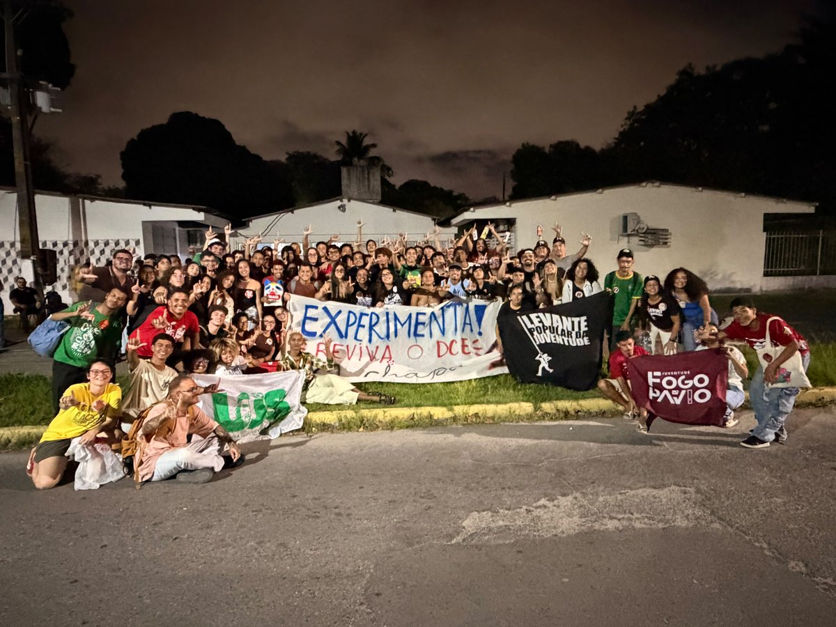 pementynha's tweet photo. SER MILITANTE É MUITO BOM CARAI, EXPERIMENTA!!! https://t.co/THInQAd5Ni