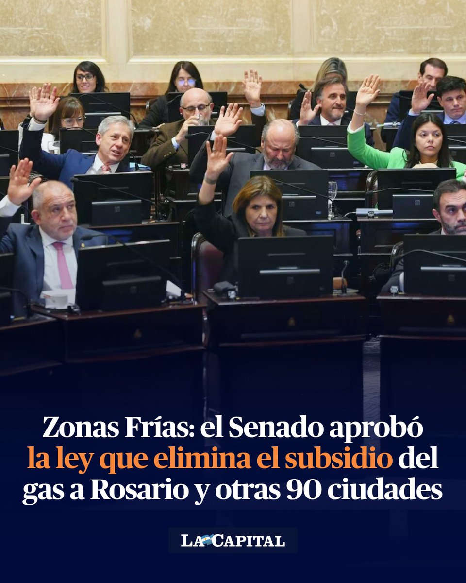 lacapital's tweet photo. ‼️🌡️ ROSARIO SE QUEDA SIN EL BENEFICIO DE ZONA FRÍA

🏛️ El Senado aprobó este jueves, por 38 votos a favor y 8 en contra, la modificación del régimen de Zonas Frías que deja afuera a Rosario y a otras localidades de Santa Fe del subsidio al consumo de gas. La nueva ley vuelve a limitar el beneficio a la Patagonia, Malargüe y la Puna.

📍 La reforma alcanza a los usuarios incorporados al régimen en 2021. En Rosario, según datos de Enargas citados durante el debate, son 388.919 hogares los que actualmente reciben el beneficio. Sumando otros siete departamentos del sur santafesino, la cobertura supera los 550 mil hogares y 1,7 millones de personas.

→ https://t.co/UDNrQf3xqr