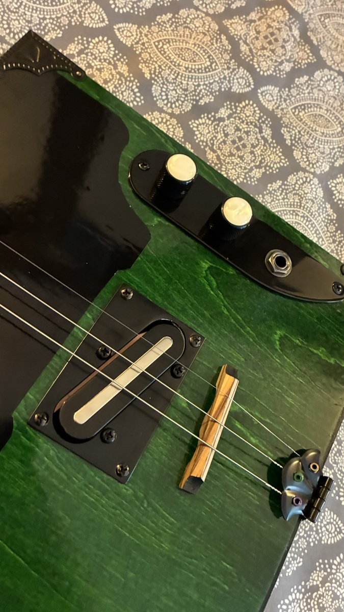 AdelaideSmyth's tweet photo. Guitar commissioned by my Aunt Liz!

This is first in a line of 5 guitars that I'm pricing to sell at $200 each. It is the only one that will have black hardware and pickguard. https://t.co/AoeEqQN9is