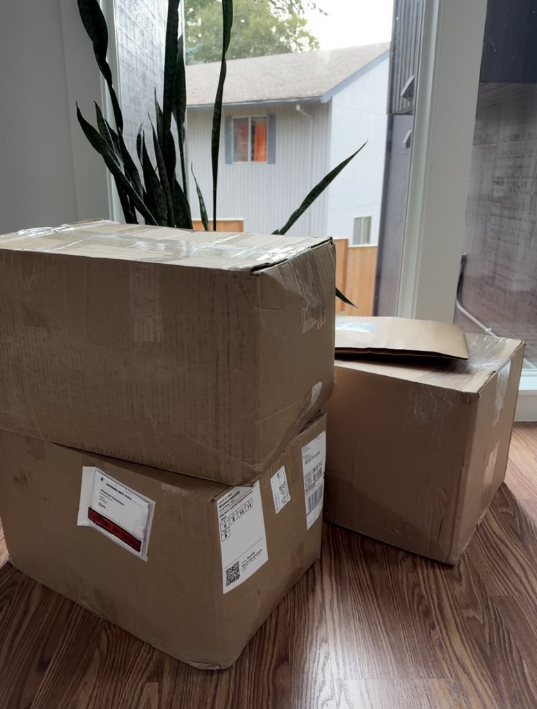 Leisurecorey's tweet photo. UPS gave my shit the Ace Ventura shipment but new Leisure Class is here https://t.co/GmgSeB67Xk