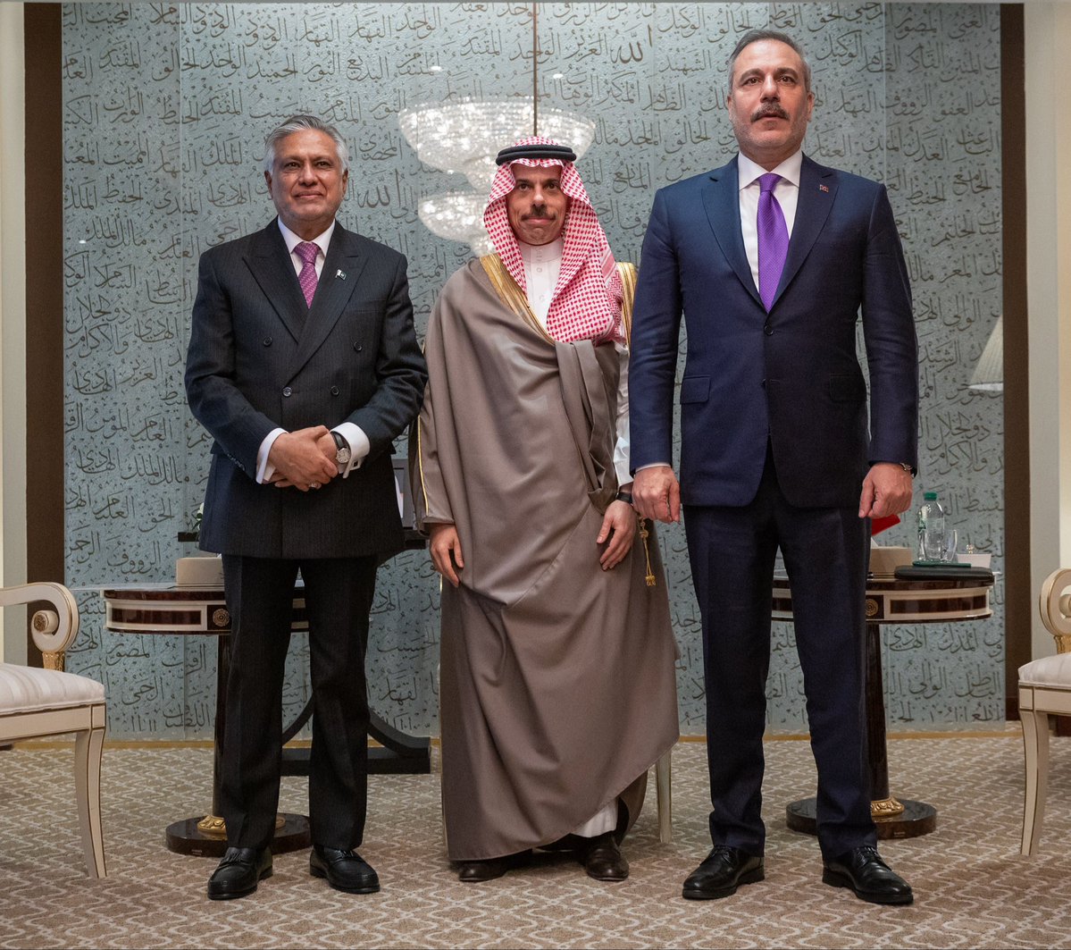 KSAMOFA's tweet photo. #نيويورك | سمو وزير الخارجية الأمير #فيصل_بن_فرحان @FaisalbinFarhan يعقد اجتماعاً مع معالي نائب رئيس الوزراء وزير خارجية جمهورية باكستان الإسلامية السيد محمد إسحاق دار، ومعالي وزير خارجية الجمهورية التركية السيد هاكان فيدان، وذلك في إطار اتفاقية مكة للدفاع المشترك.

#المملكة_في_الأمم_المتحدة 🇸🇦