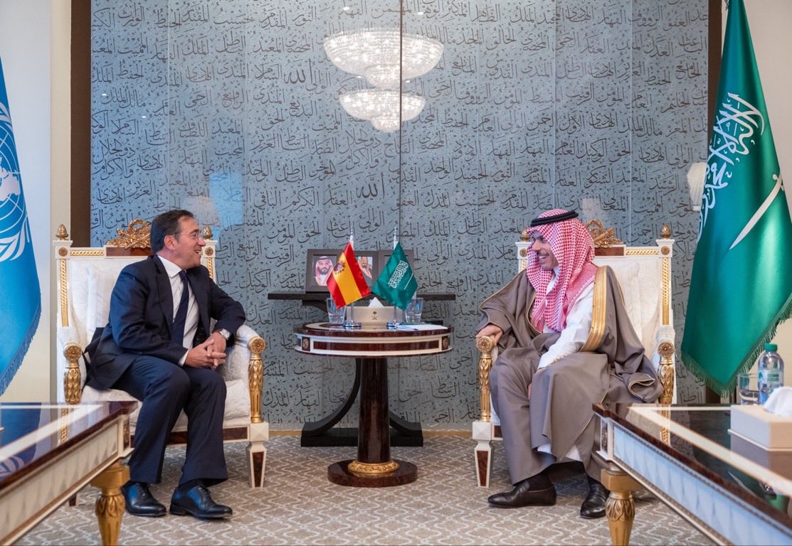 KSAmofaEN's tweet photo. #NewYork | Foreign Minister HH Prince @FaisalbinFarhan met with Foreign Minister of Spain, @jmalbares, on the sidelines of the High-Level Week of #UNGA81.

#SaudiArabiaAtUN🇸🇦 https://t.co/qijAyGEggC