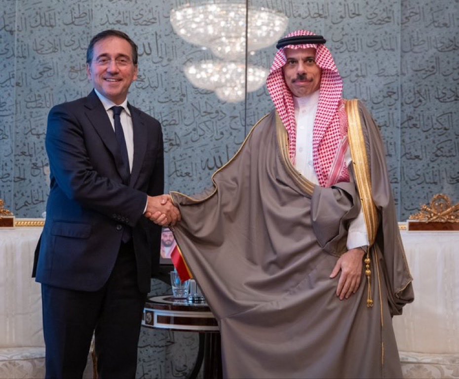 KSAmofaEN's tweet photo. #NewYork | Foreign Minister HH Prince @FaisalbinFarhan met with Foreign Minister of Spain, @jmalbares, on the sidelines of the High-Level Week of #UNGA81.

#SaudiArabiaAtUN🇸🇦 https://t.co/qijAyGEggC