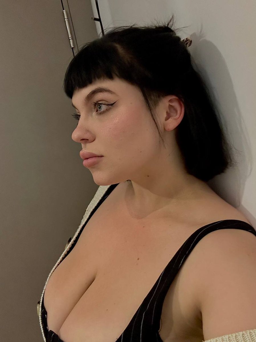 AriaVale7700's tweet photo. Be honest… did you even notice my face first? https://t.co/cQ4YfzcV0C