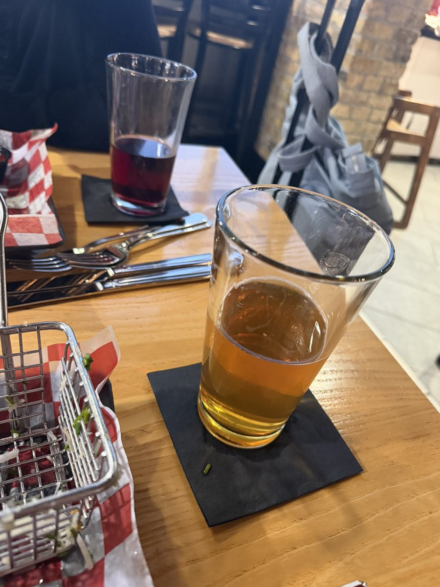 BaterMaster69's tweet photo. Airport beers on this glorious Thursday night #wya https://t.co/23h5izZMsN