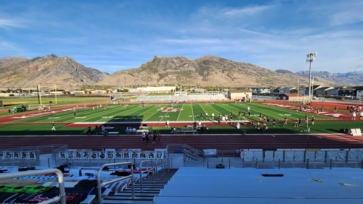 UTSportsAction1's tweet photo. American Fork π΄βͺοΈ @ Lone Peak π‘β«οΈ tonight #UTHSFB #HSFB #hsfootball @cavemanfootball @LPKnightsFB https://t.co/TQ91rXZNU8