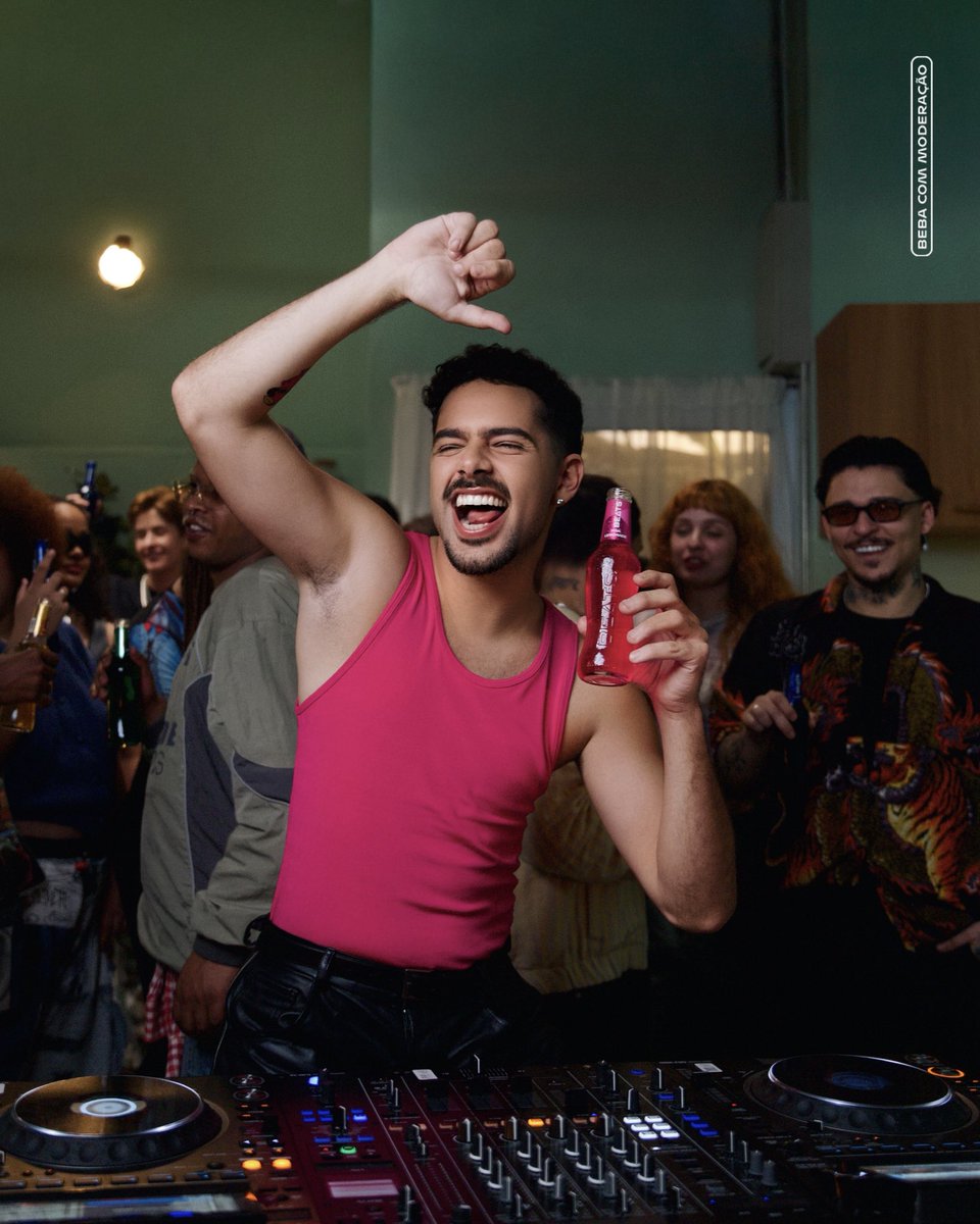 DjPedroSampaio's tweet photo. ela chegou 🩷🍋 BEATS PINK LEMONADE! 
o sabor do nosso verão <3 *Publi https://t.co/MHrafiLAMW