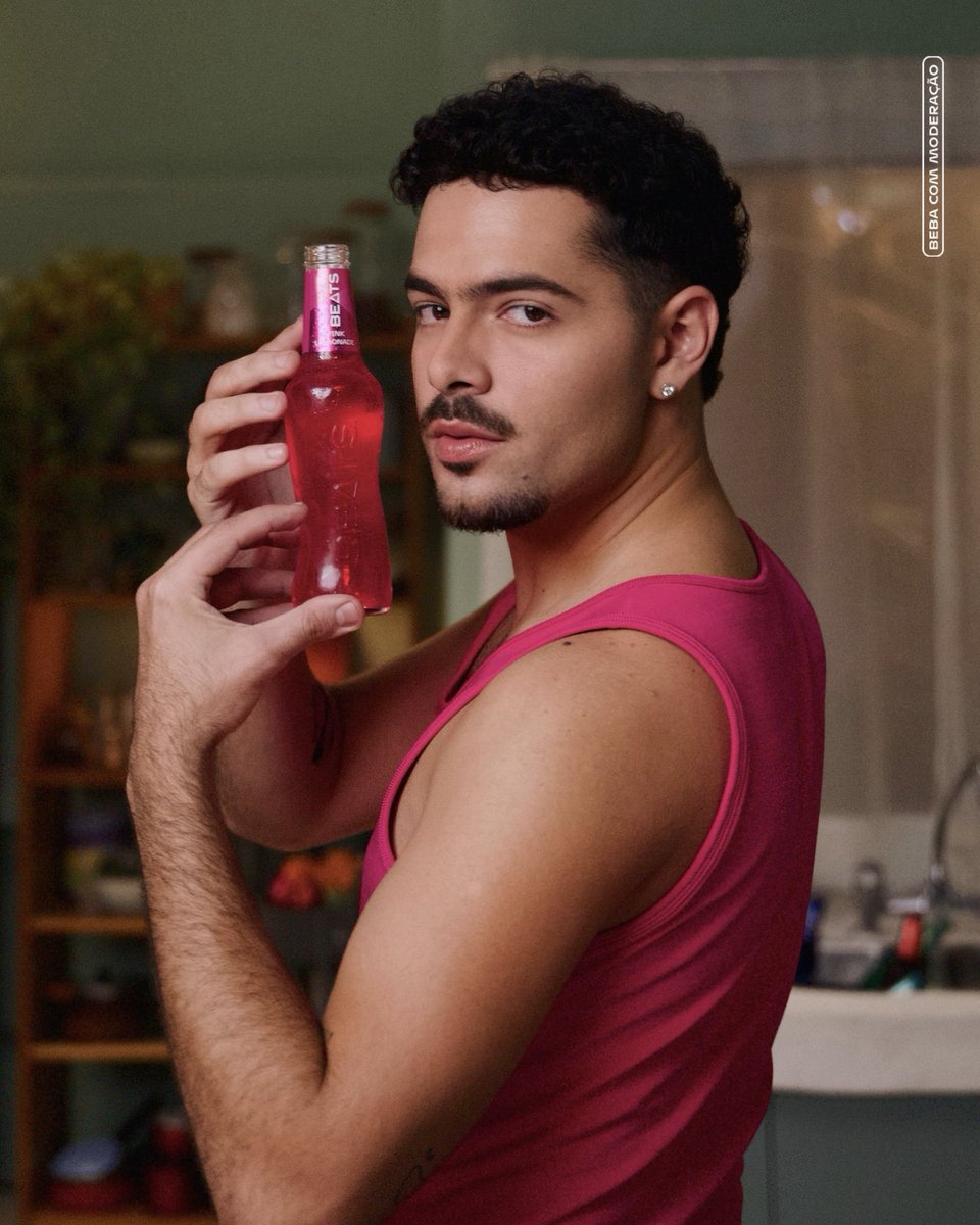DjPedroSampaio's tweet photo. ela chegou 🩷🍋 BEATS PINK LEMONADE! 
o sabor do nosso verão <3 *Publi https://t.co/MHrafiLAMW