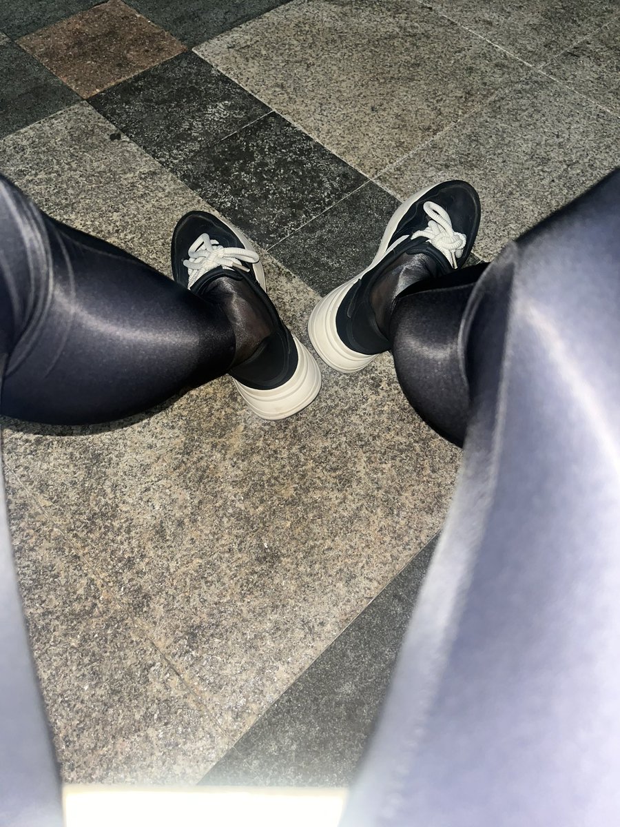 curen111's tweet photo. 黑丝光泽裤外出！���态很奇怪，希望有人看见，又怕有人看见！很紧张刺激！ https://t.co/PZMdevHBQs