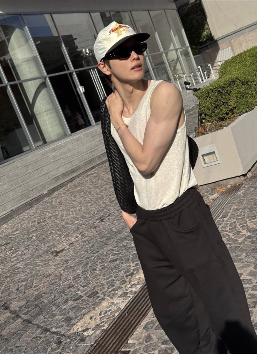 muninieluv's tweet photo. ว้ายยยยสรุป Milan Fashion Week ของซองชานถูกชูสโดย Bottega Veneta หลอคะ 🥺 แล้วซองชานสะพานบ่อยมากกกไม่มีอะไรจะเหมาะสมไปกว่านี้อีกแล้วค่ะ จากผู้ใช้งานจริงมาตลอด ตื่นเต้นรอเลยค่ะว่าจะได้เห็นความหล่อของ sungchan x Bottega Veneta ในลุคไหน 🥹🫶🏻 https://t.co/NbkqZabZcR