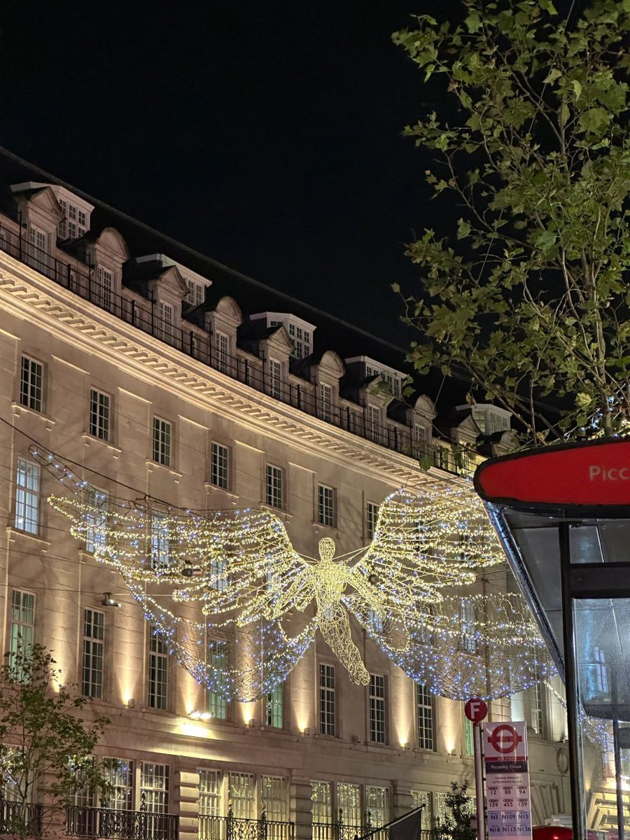 Aanli925c's tweet photo. I wandered around the Angel area aimlessly. Sometimes, a casual stroll like this is the most delightful experience of all. Finally, happy birthday to me 🤍 https://t.co/rvZeoi6Sak