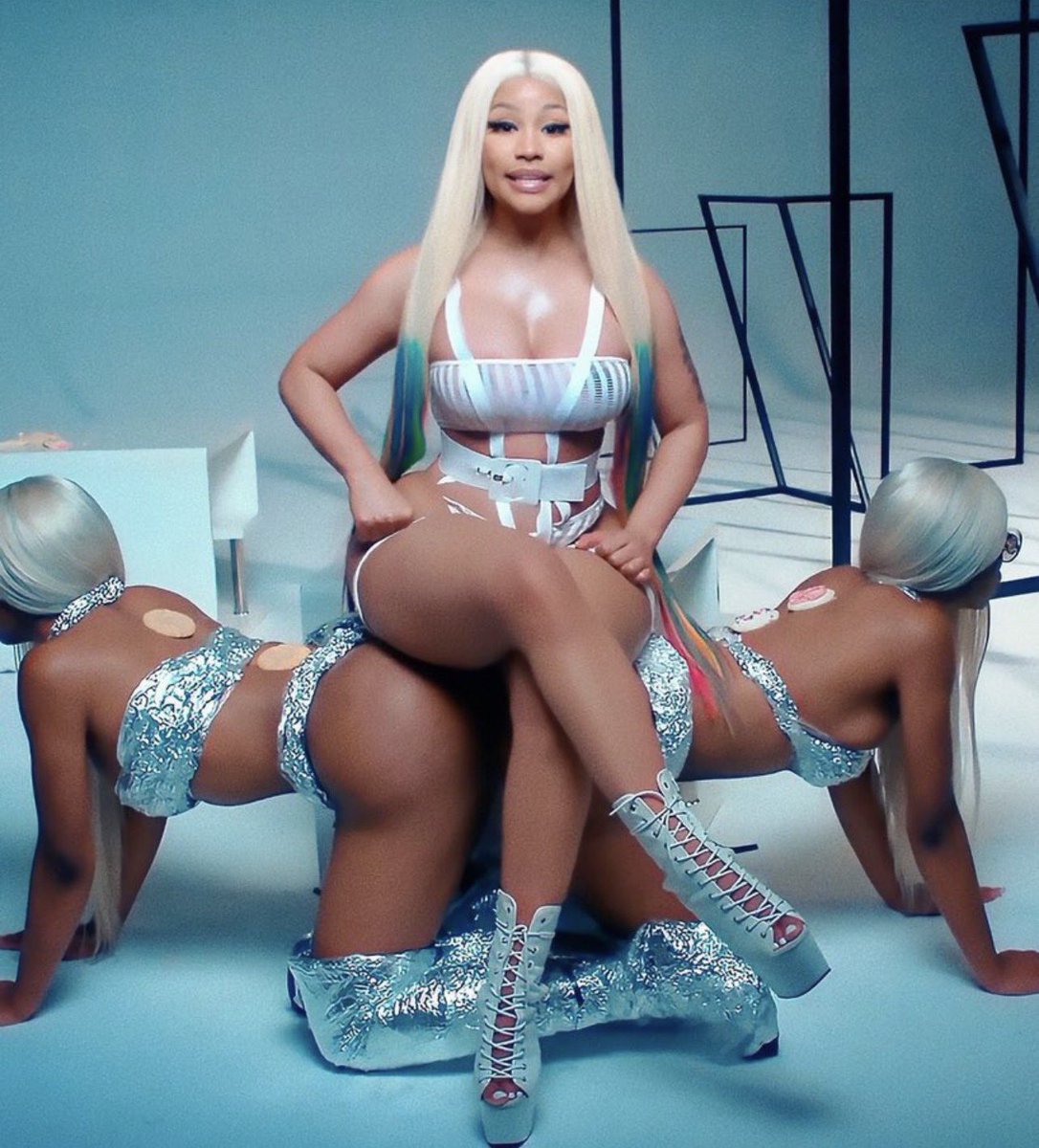 ROMANREL0ADED's tweet photo. Nicki sitting on the Clermont twins was ICONIC https://t.co/dEZLWzeUCF