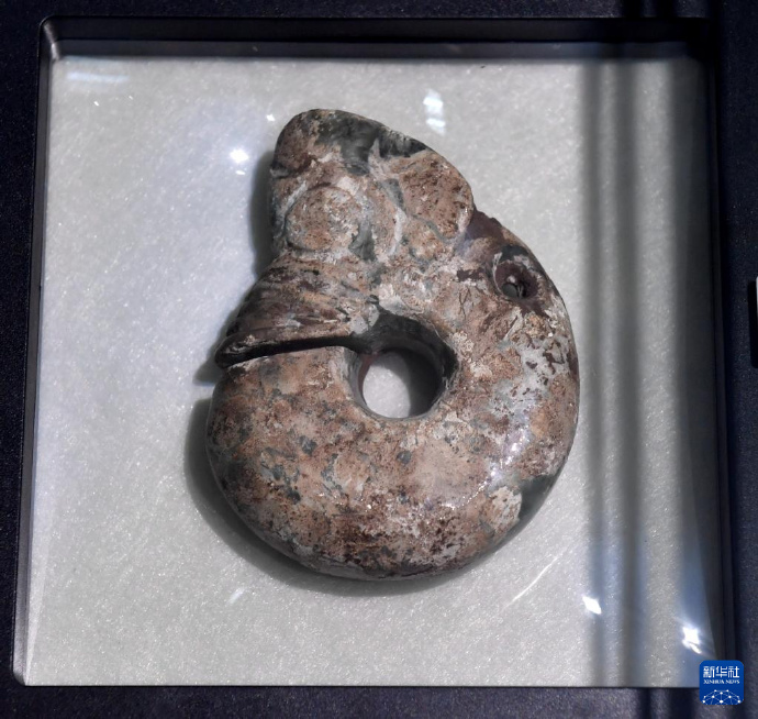 gimdongjun60929's tweet photo. [A mysterious ancient artifact unearthed, with carved patterns of rotting teeth and dried cracked marks, carrying the scent of hidden secrets]， https://t.co/bddcSew12G