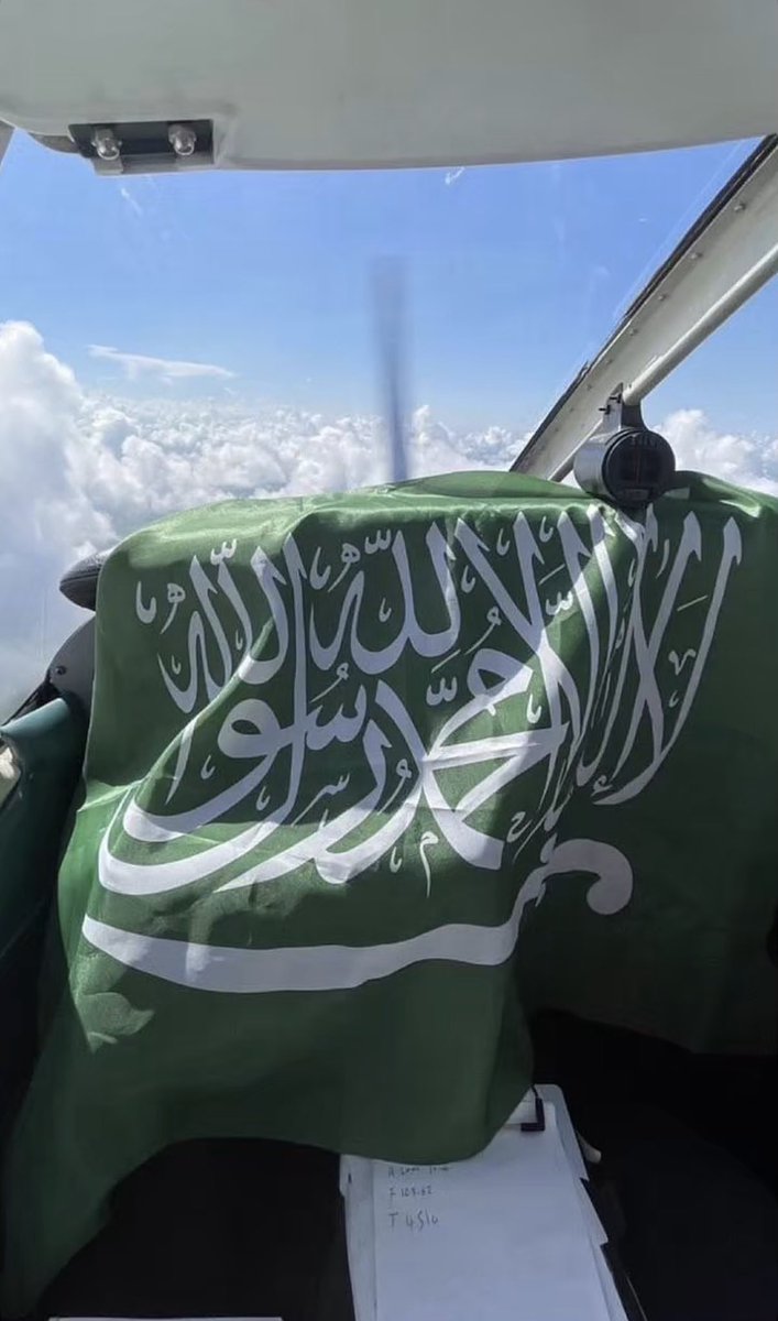 ew55t's tweet photo. والرمز والعنوان نخله وسيفين 
والنخله النخله ياملا السلامه 

كان ودك تجنح يسار ويمين 
واحد من الاثنين نفذ كلامه 
#اليوم_الوطني_السعودي_٩٦ 
#قصيده 
#اليوم_الوطني_٩٦ https://t.co/PQ53Tc5FBr