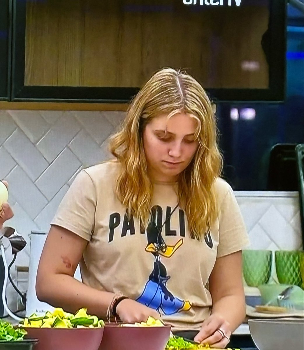 AndresAngelone's tweet photo. “Tener un padre presente te hace tener la vara alta”

Así bobeando cortando verduras se llenó la boca de verdad 

#GranHermanoUy https://t.co/uDKdKs35dE