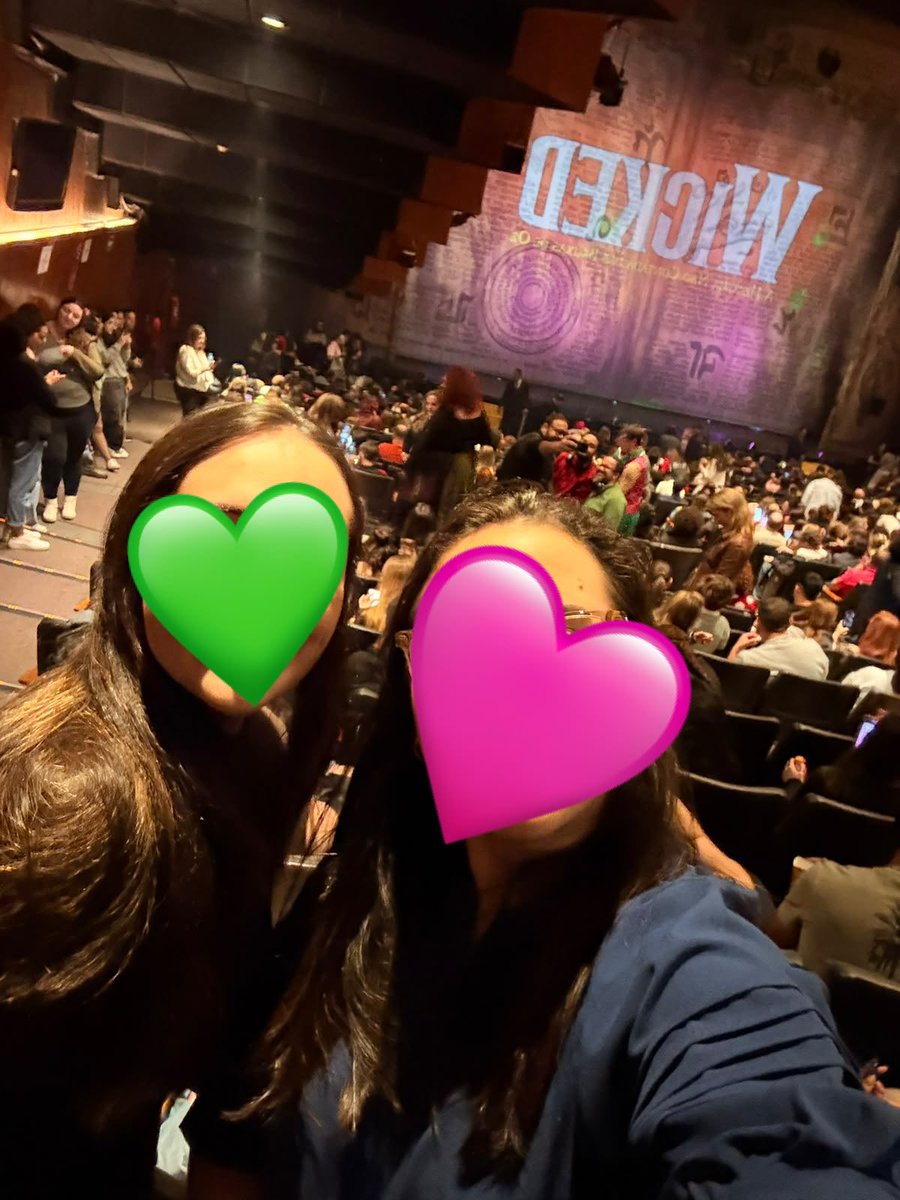 hbotdf's tweet photo. eu e minha amiguxa na penúltima sessão wicked sp dezembro, 2025 https://t.co/C2Rdp6U9N6