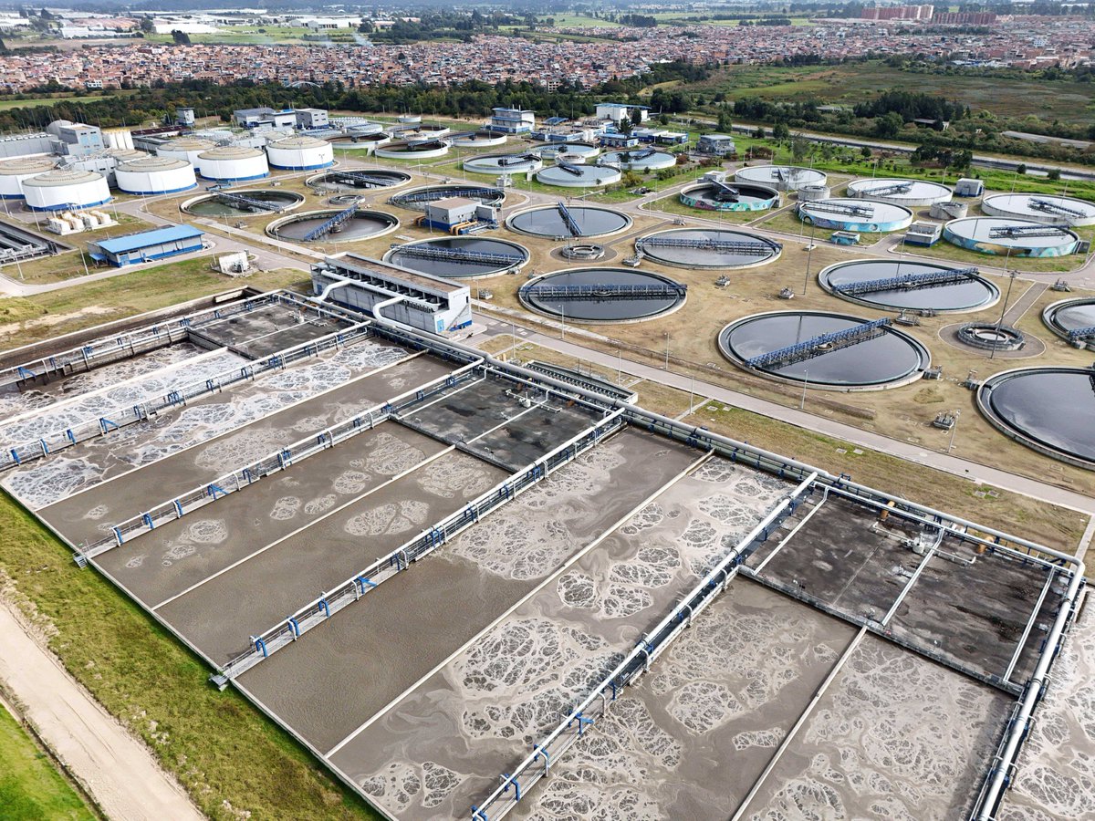 AcueductoBogota's tweet photo. ¡Avanzamos hacia una nueva forma de aprovechar el agua! 🤩

En el 28.° Congreso Andesco anunciamos un avance para el reúso de agua residual tratada de la PTAR Salitre: la @ANLA_col inició el trámite para autorizar una concesión de hasta 77 litros por segundo. https://t.co/Q2TpyIQVug