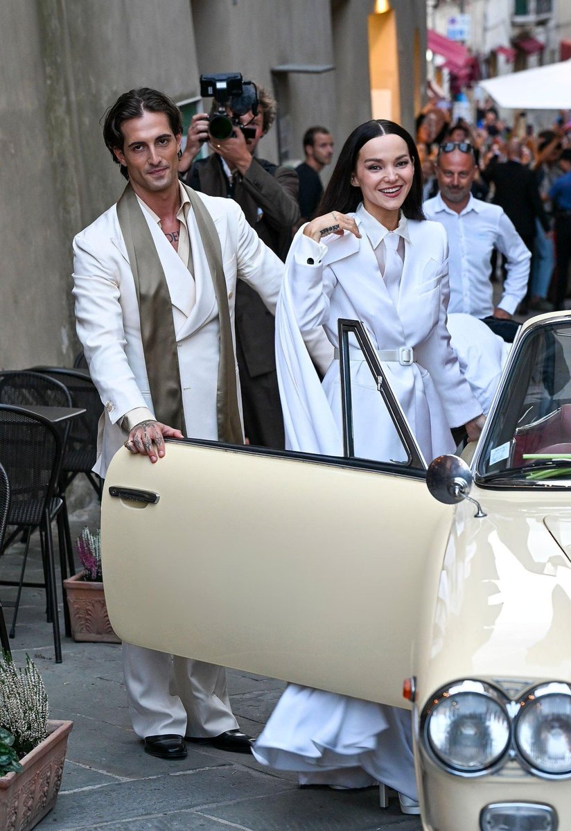 Mariarusuad's tweet photo. 💍🤍 Dove Cameron and Damiano David are officially married!

The couple tied the knot in an intimate ceremony in Tuscany, celebrating their special day surrounded by family and close friends. 🇮🇹✨

#DoveCameron #DamianoDavid #CelebrityNews https://t.co/PPrmlcsfOB
