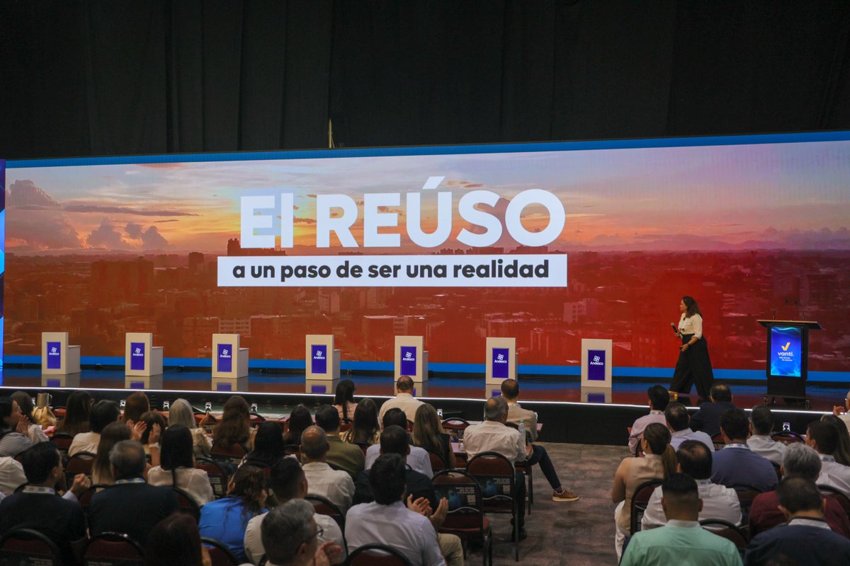 AcueductoBogota's tweet photo. ¡Avanzamos hacia una nueva forma de aprovechar el agua! 🤩

En el 28.° Congreso Andesco anunciamos un avance para el reúso de agua residual tratada de la PTAR Salitre: la @ANLA_col inició el trámite para autorizar una concesión de hasta 77 litros por segundo. https://t.co/Q2TpyIQVug