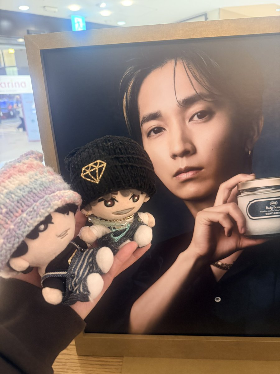 daisuki560's tweet photo. 吉祥寺が東京行ったらメインの駅になる私😌
SAVONはオンラインしかないから店舗にやっと行けたので、追加購入してきました🫶
スーツケースの中で気圧で蓋が開いた模様で🥺オイルがこぼれてしまっておりました😭買って帰ってくるのは無理なのかな
とりあえず記念撮影❤️
#SAVON
#樹とSAVON https://t.co/fiNNAjFofR