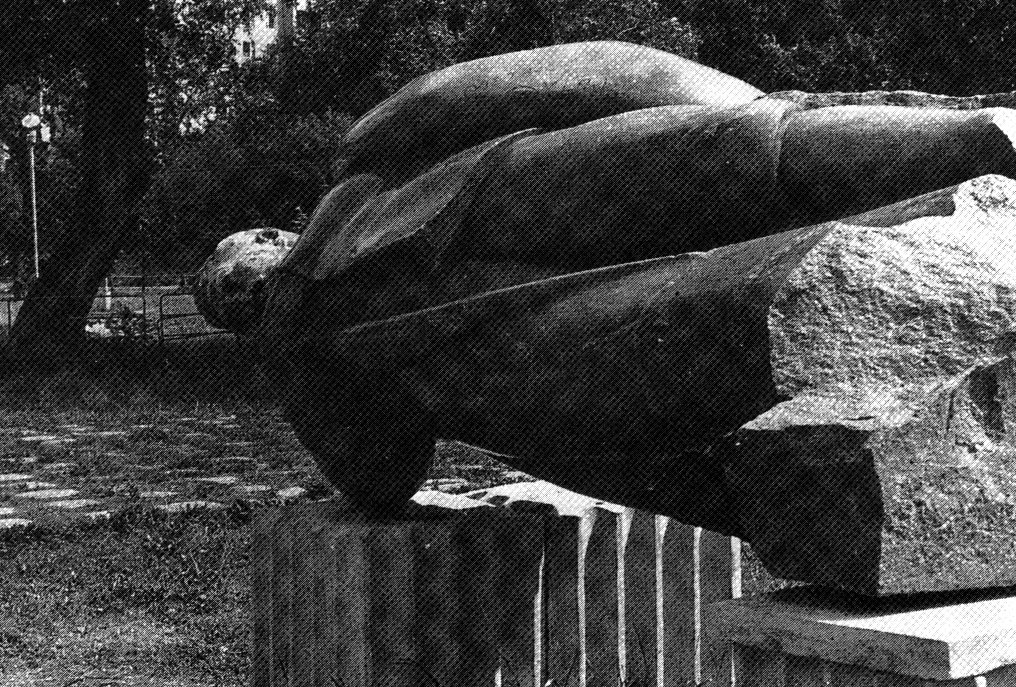 levvarchive's tweet photo. Statue de Staline déboulonnée, Maison Centrale des Artistes, Moscou, juillet 1992.

📙Revue Matériaux pour l'histoire de notre temps, "Le stalinisme entre histoire et mémoire : le malaise de la mémoire russe", N° 68, Année 2002, Page 72.