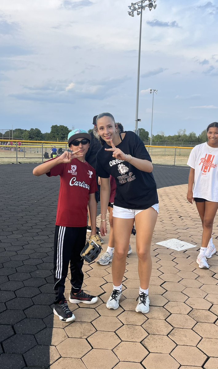EMHSGirlsBB's tweet photo. Sports bring out the best in all of us. β€οΈAnd this evening our Bulldogs shared the field and made memories alongside some incredible athletes. π₯πΎβΎοΈ #CompeteWithJoy! https://t.co/iPNsiAtmVe