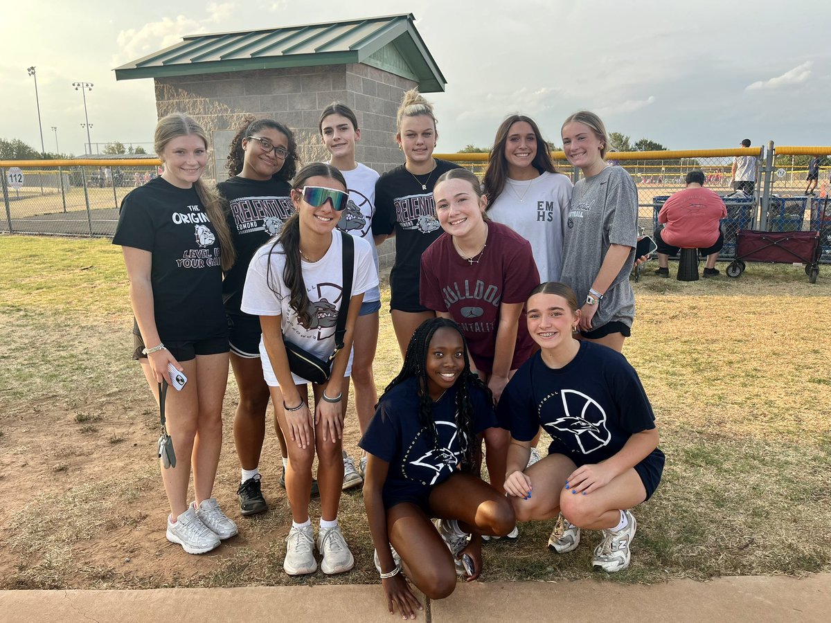 EMHSGirlsBB's tweet photo. Sports bring out the best in all of us. β€οΈAnd this evening our Bulldogs shared the field and made memories alongside some incredible athletes. π₯πΎβΎοΈ #CompeteWithJoy! https://t.co/iPNsiAtmVe