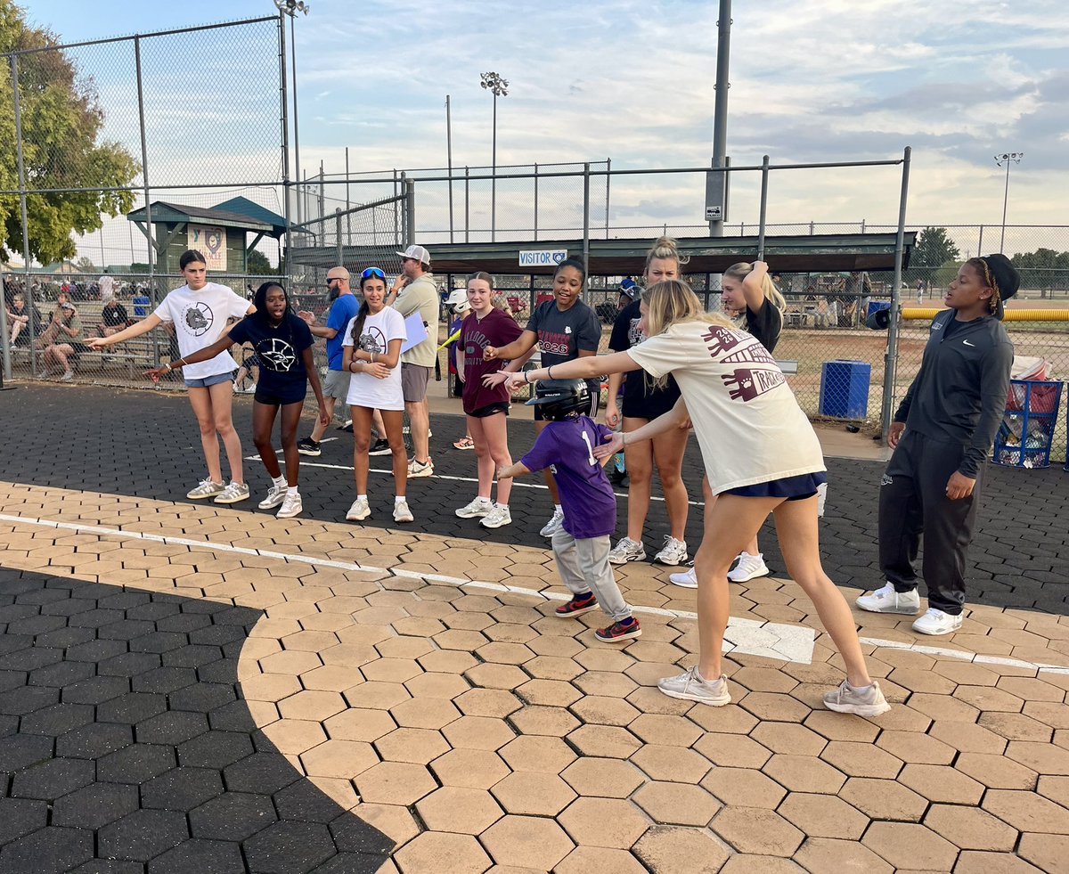 EMHSGirlsBB's tweet photo. Sports bring out the best in all of us. β€οΈAnd this evening our Bulldogs shared the field and made memories alongside some incredible athletes. π₯πΎβΎοΈ #CompeteWithJoy! https://t.co/iPNsiAtmVe