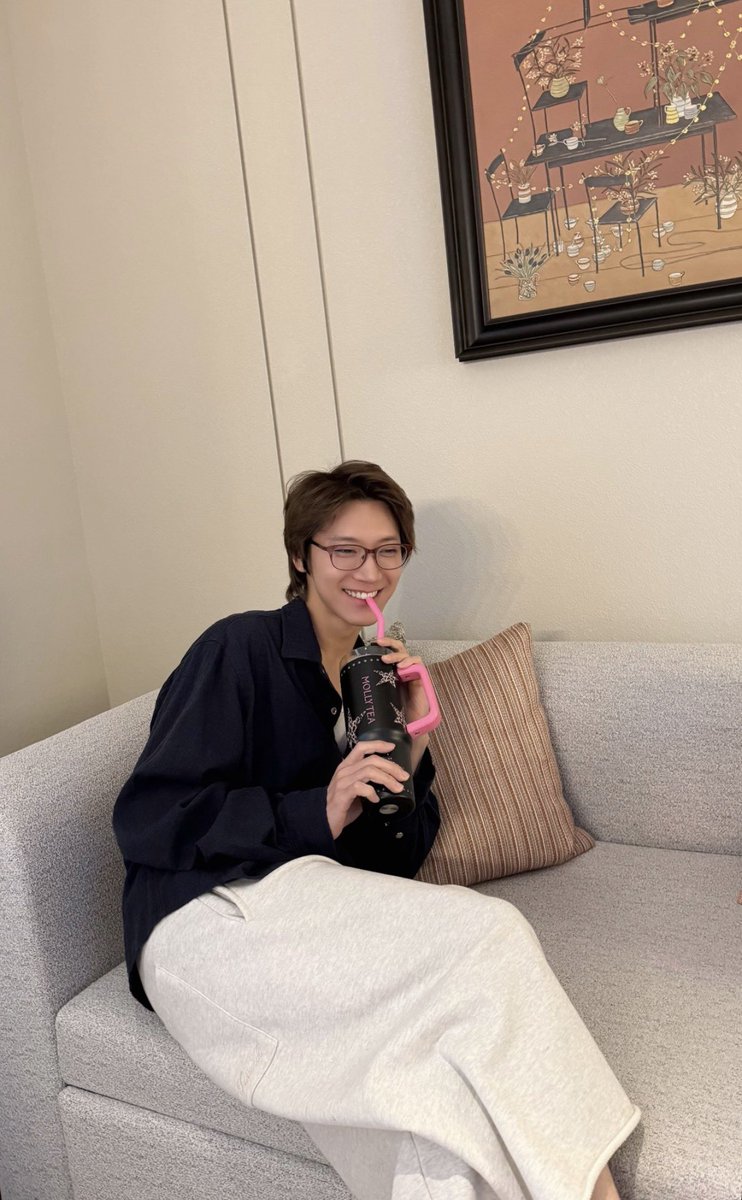 yourjeongcaron's tweet photo. เข้าใจได้ ทำไมยอมแต่งกับ 1M หยวน https://t.co/Zzhs4QsohS