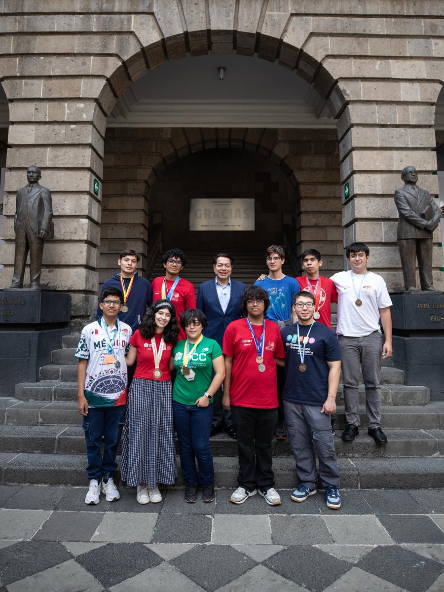 mario_delgado's tweet photo. Recibimos con mucho entusiasmo a las y los estudiantes que pusieron en alto a nuestro país en Certámenes Internacionales de Matemáticas. 🥇📊

Felicidades por su extraordinario desempeño, su disciplina inquebrantable y ese compromiso que los ha llevado a poner el nombre de México en lo más alto del mundo científico. 

Son un orgullo y un ejemplo para que las juventudes mexicanas sigan brillando dentro y fuera de las fronteras.